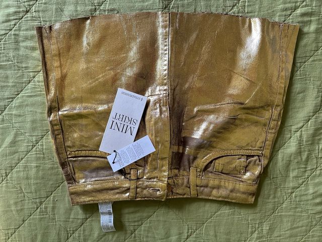 Falda mini Stradivarius dorada sin estrenar