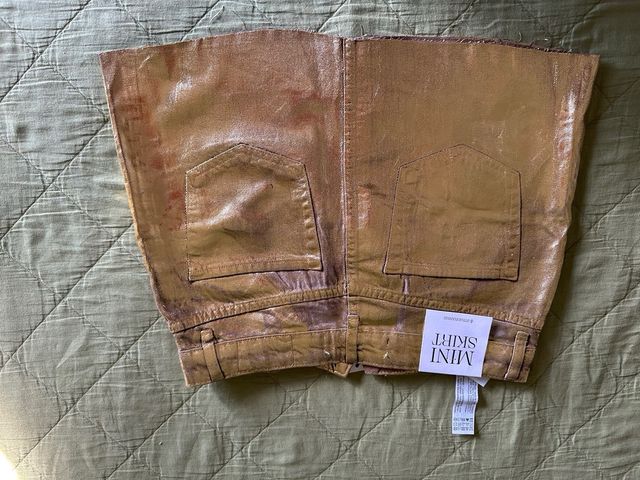 Falda mini Stradivarius dorada sin estrenar