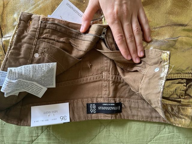 Falda mini Stradivarius dorada sin estrenar