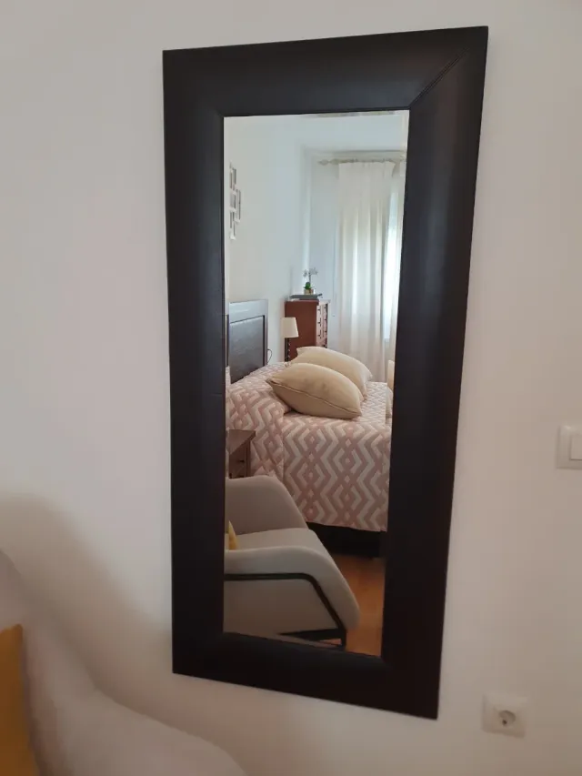 Espejo de pared en piel y cristal