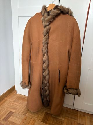 Chaquetón de piel con capucha