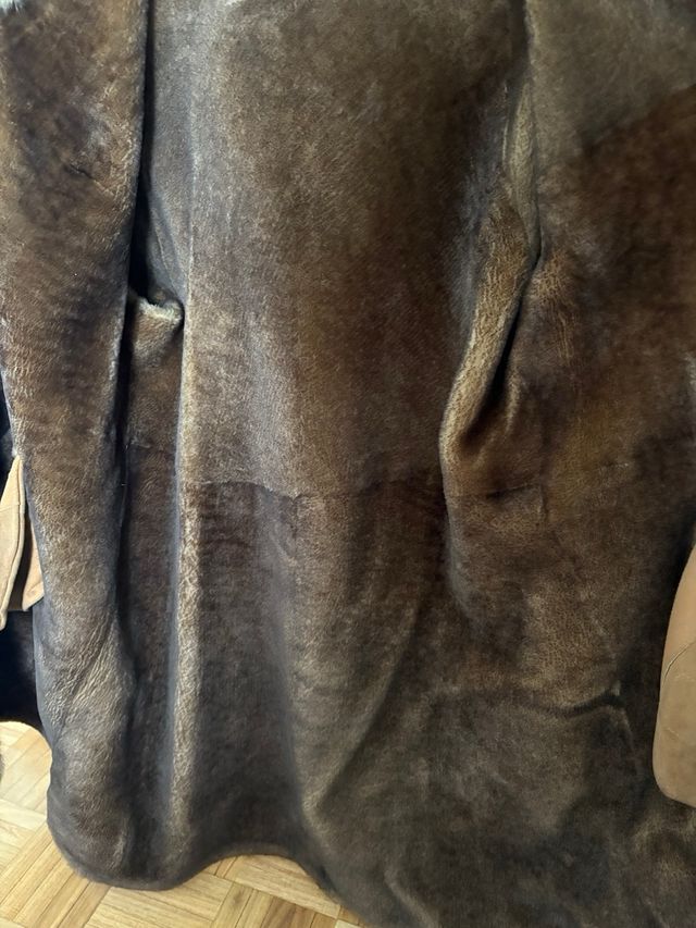 Chaquetón de piel con capucha