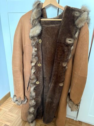 Chaquetón de piel con capucha