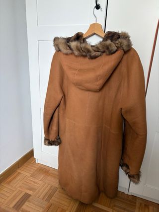 Chaquetón de piel con capucha
