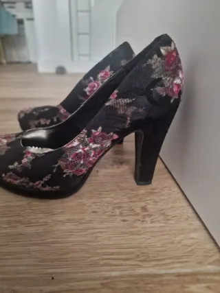 Zapatos de tacón con estampado floral