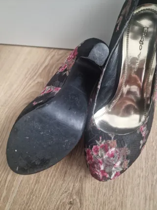 Zapatos de tacón con estampado floral