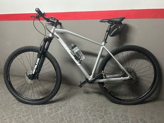 Bicicleta de montaña plateada