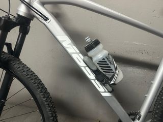 Bicicleta de montaña plateada