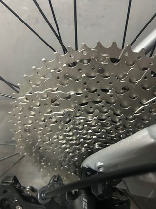 Bicicleta de montaña plateada