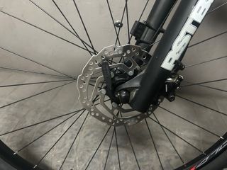 Bicicleta de montaña plateada