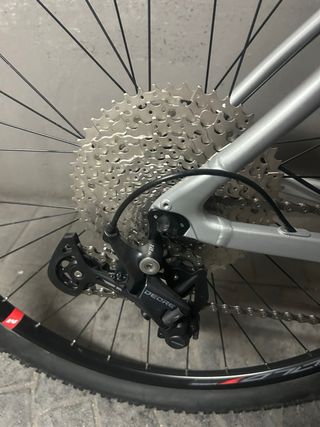 Bicicleta de montaña plateada