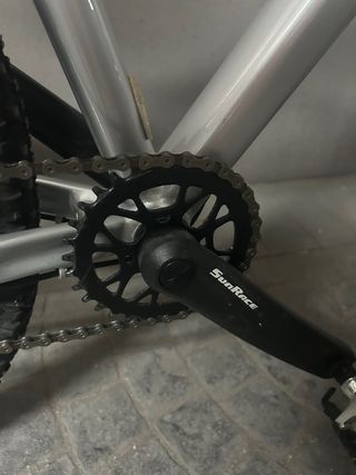 Bicicleta de montaña plateada