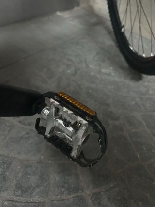 Bicicleta de montaña plateada