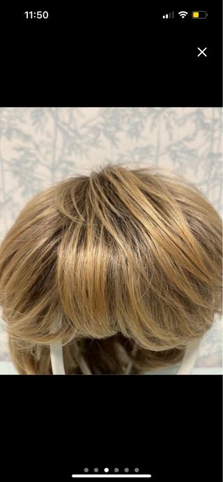 Preciosa peluca corta rubia con reflejos