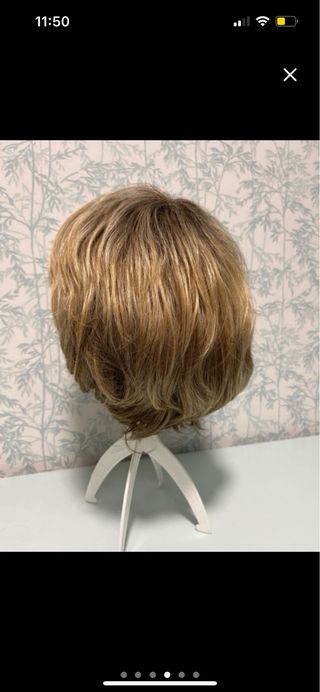 Preciosa peluca corta rubia con reflejos