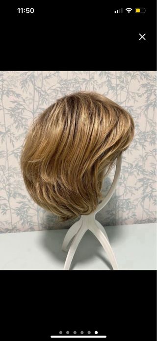 Preciosa peluca corta rubia con reflejos