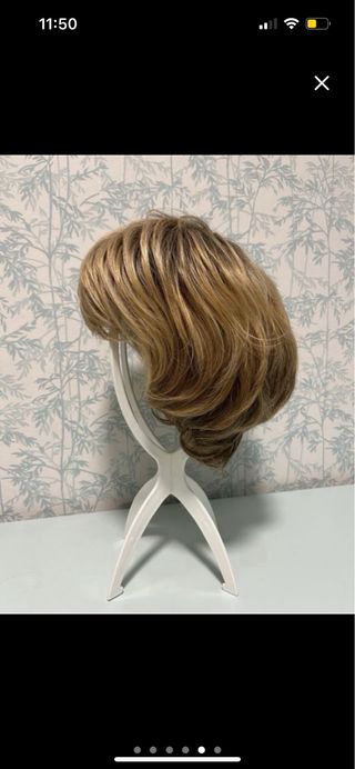 Preciosa peluca corta rubia con reflejos