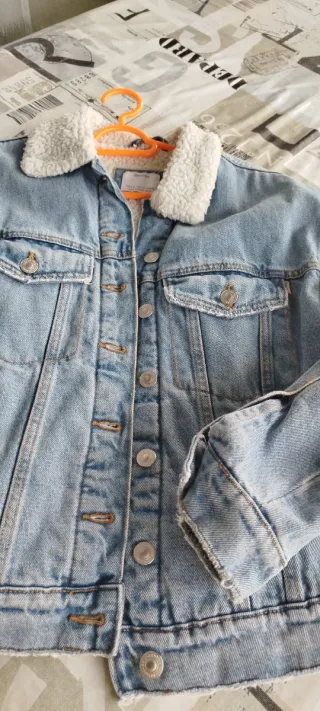 Chaqueta vaquera Bershka con borreguillo