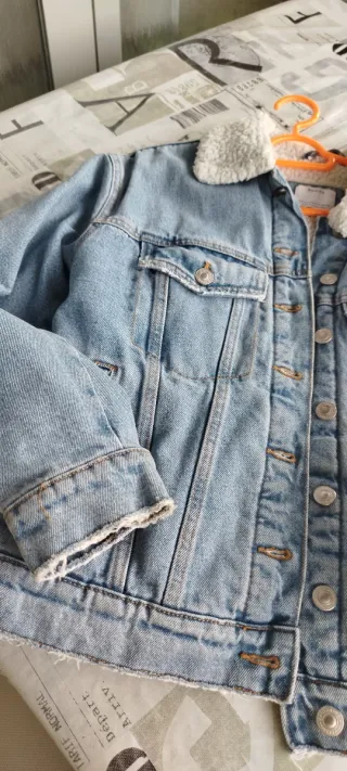 Chaqueta vaquera Bershka con borreguillo