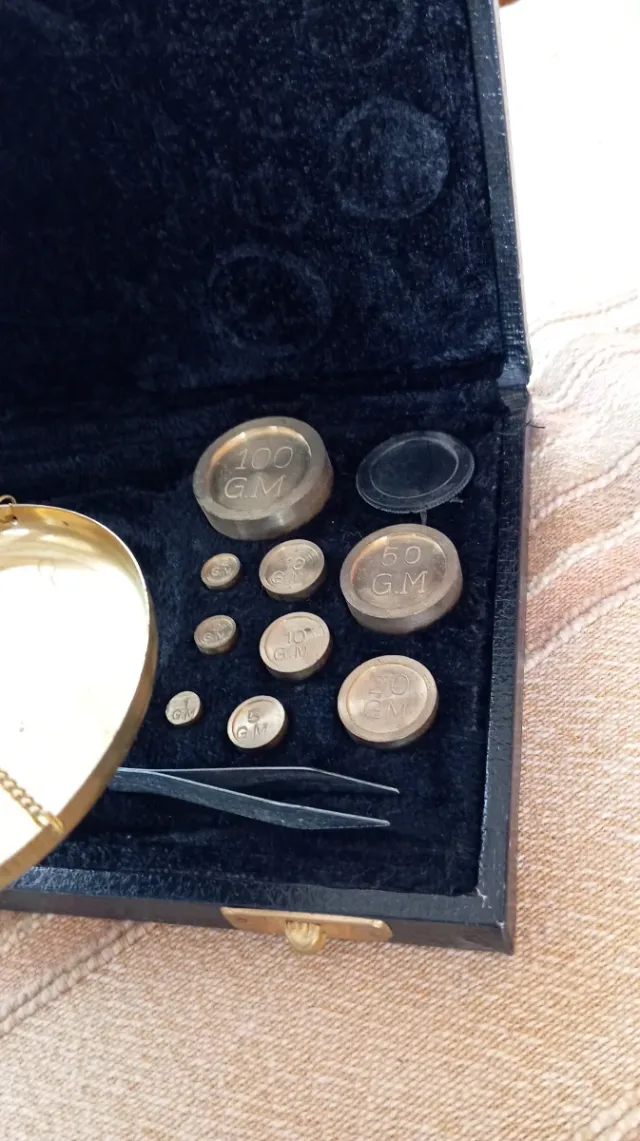 Balanza de precisión con juego de pesas