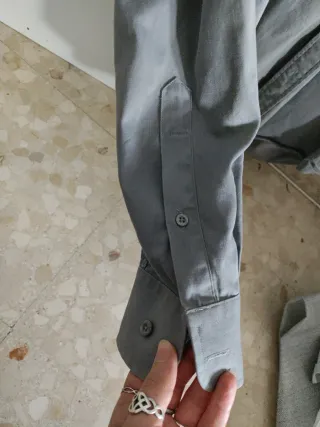 Camisa gris manga larga