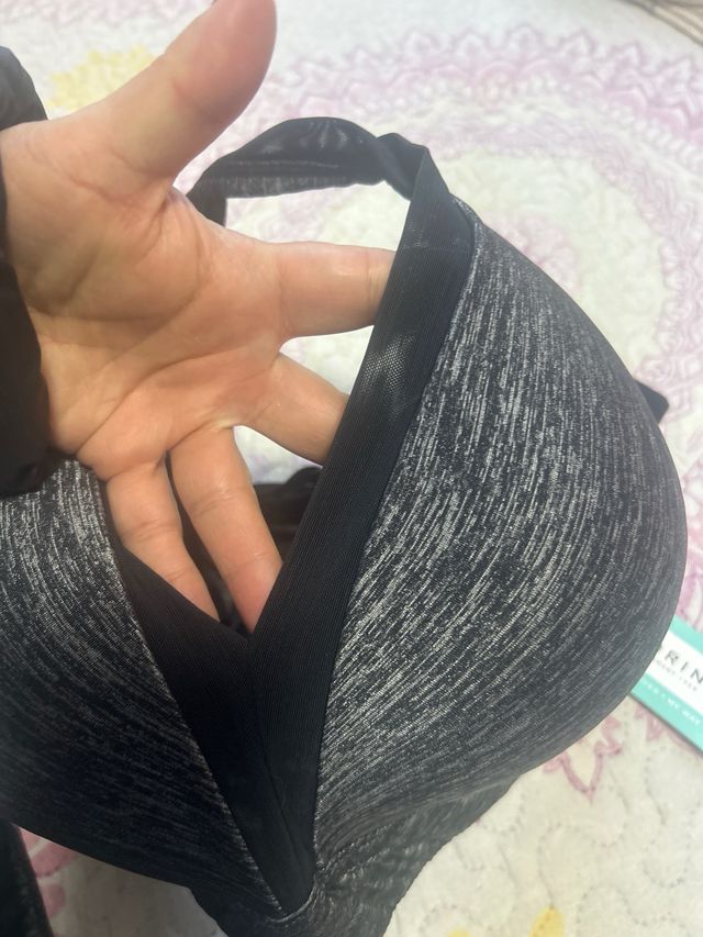 Sujetador deportivo gris y negro