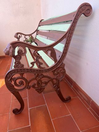 Banco de jardim em ferro forjado e madeira