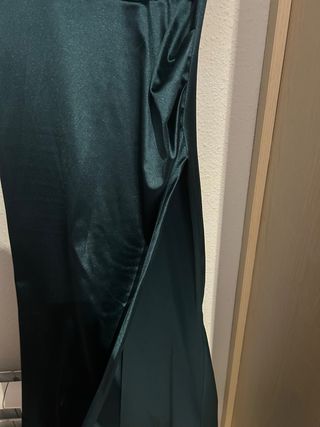 Vestido de graduación verde botella con abertura