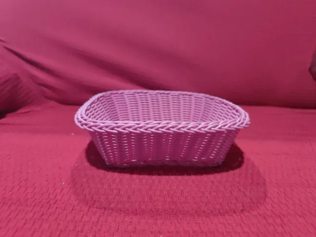 Cesta rosa de plástico tejida