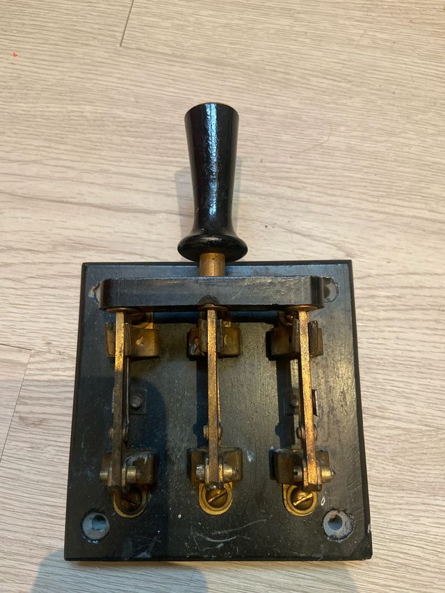 Antiguo interruptor de palanca triple