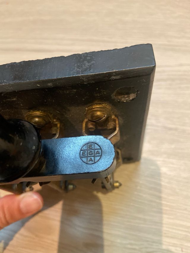 Antiguo interruptor de palanca triple