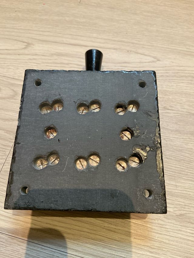 Antiguo interruptor de palanca triple