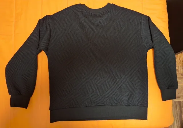 Felpa nera con fantasia geometrica