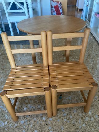 Mesa y 2 sillas madera para niños