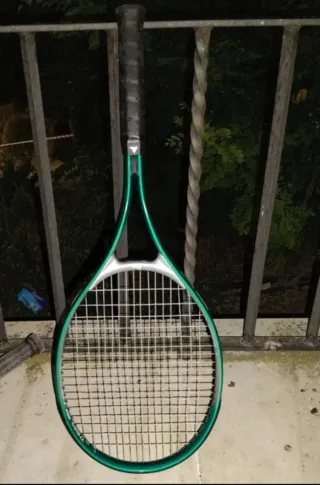 Raqueta de tenis verde