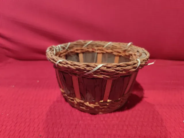 Cesta de mimbre y madera