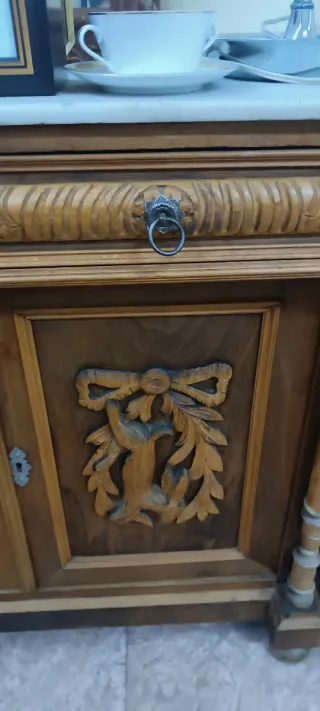 Cómoda antigua madera tallada mármol