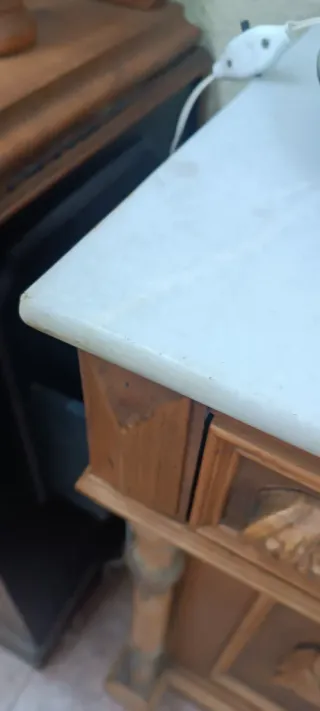 Cómoda antigua madera tallada mármol