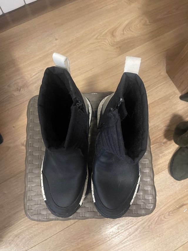 Botines negros de Zara para niños.
