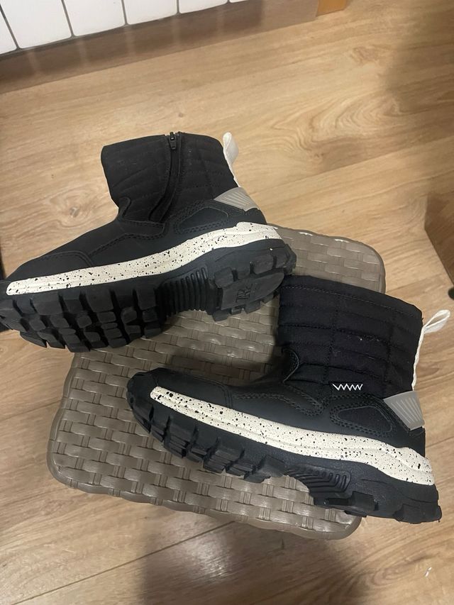 Botines negros de Zara para niños.