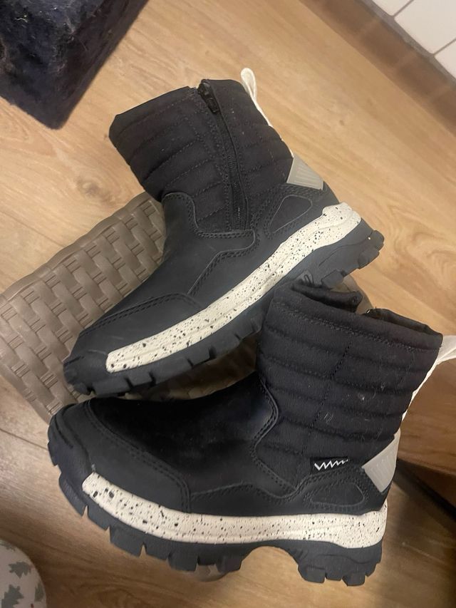 Botines negros de Zara para niños.