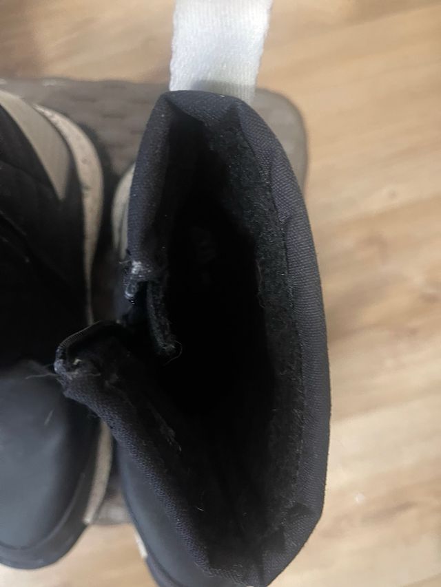 Botines negros de Zara para niños.