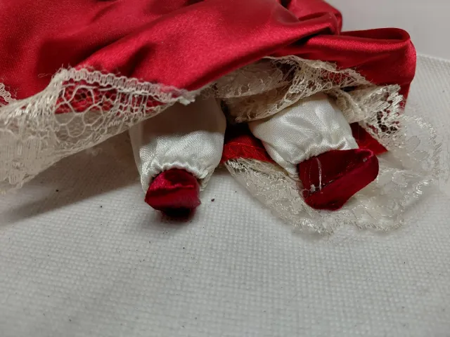 Bambola porcellana vestito raso rosso