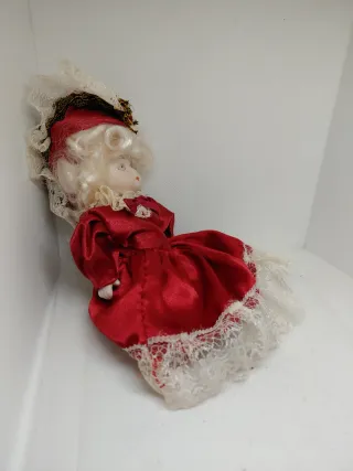 Bambola porcellana vestito raso rosso