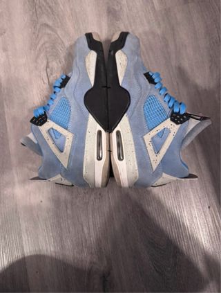 Jordan 4 University Blue Trattabile