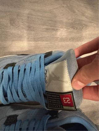 Jordan 4 University Blue Trattabile