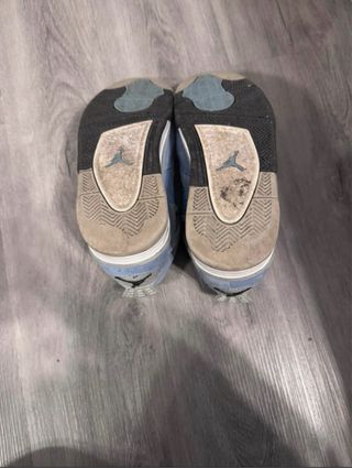 Jordan 4 University Blue Trattabile