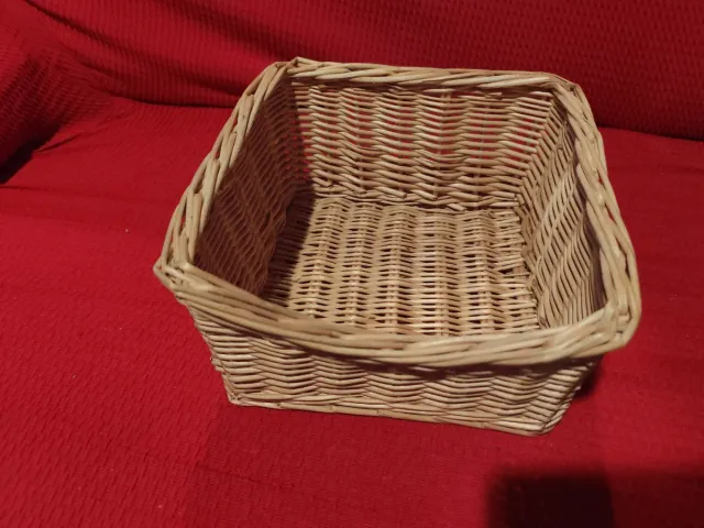 Cesta de mimbre beige y marrón