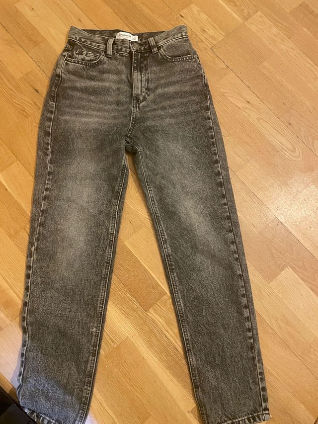 Pantalón Pull and Bear gris T.32