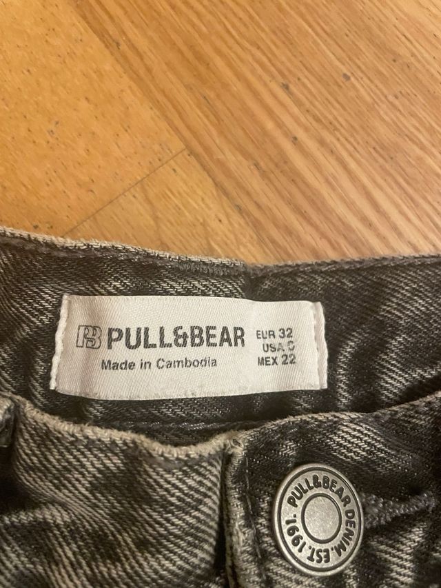 Pantalón Pull and Bear gris T.32